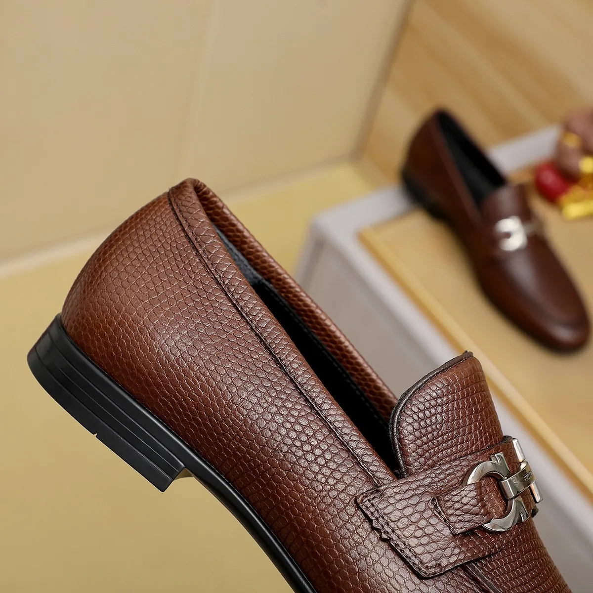 Men's shoes 250 🕷🕷🐂【Ferragamo】Ferragamo Popular fashionable casual shoes🇨🇳Official website counter 1:1 production, original mold opening💯Good quality can be seen, imported high-end first-layer pebbled calfskin, water-dyed🐂leather lining🌿very clear texture, high-quality waterproof, non-slip and wear-resistant outsole🎋high quality and low price, truly handmade🍓, color optional! Code number 38-44 (45. To be customized)